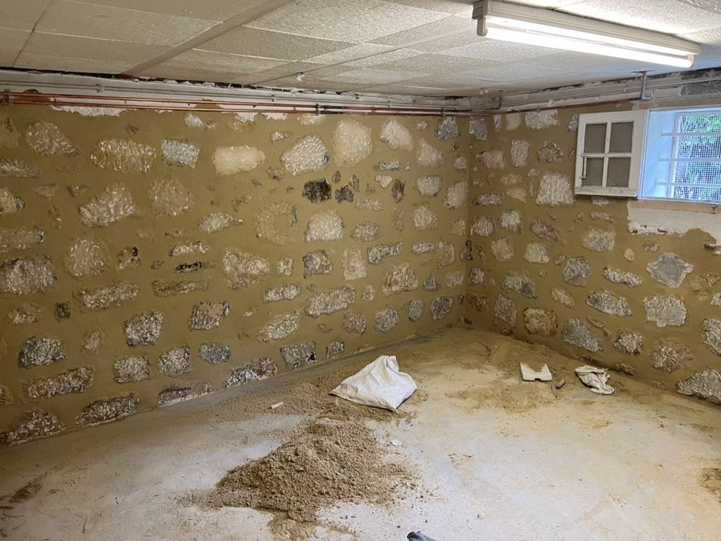 Mur de pierre remis à nu en sous-sol