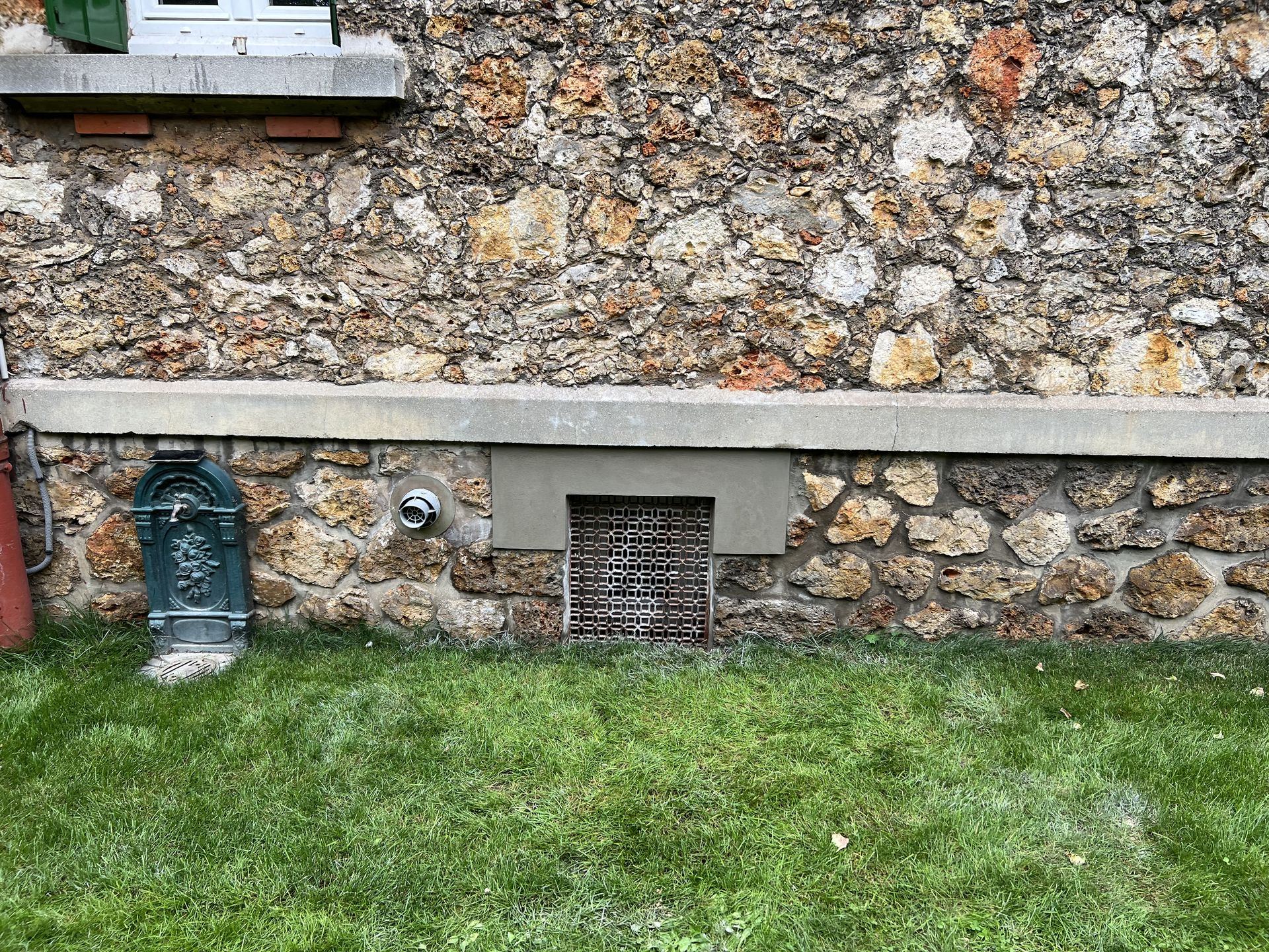 Mur en pierre meulière d’une maison ancienne