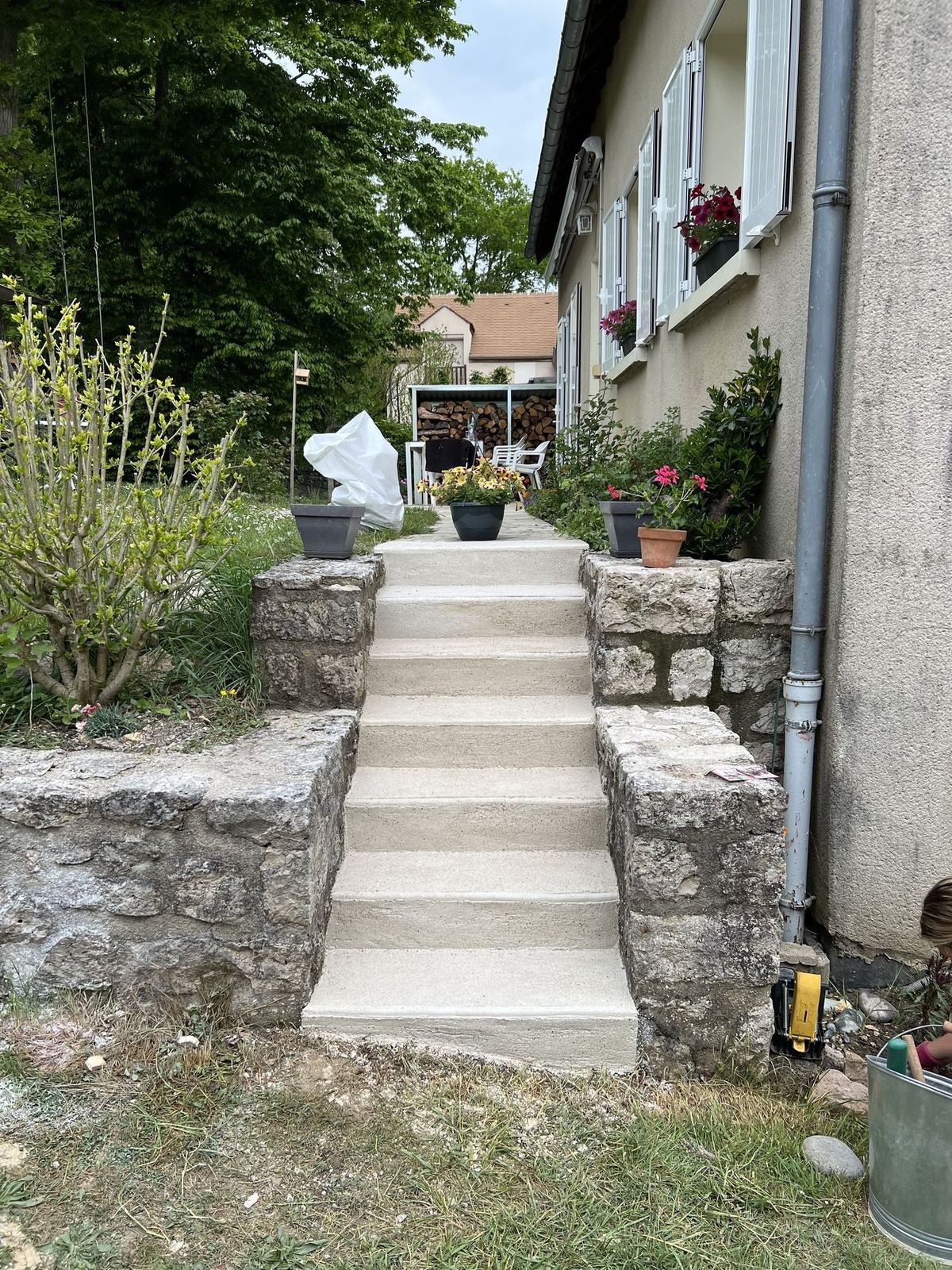 Seuil de porte et escalier en ciment blanc